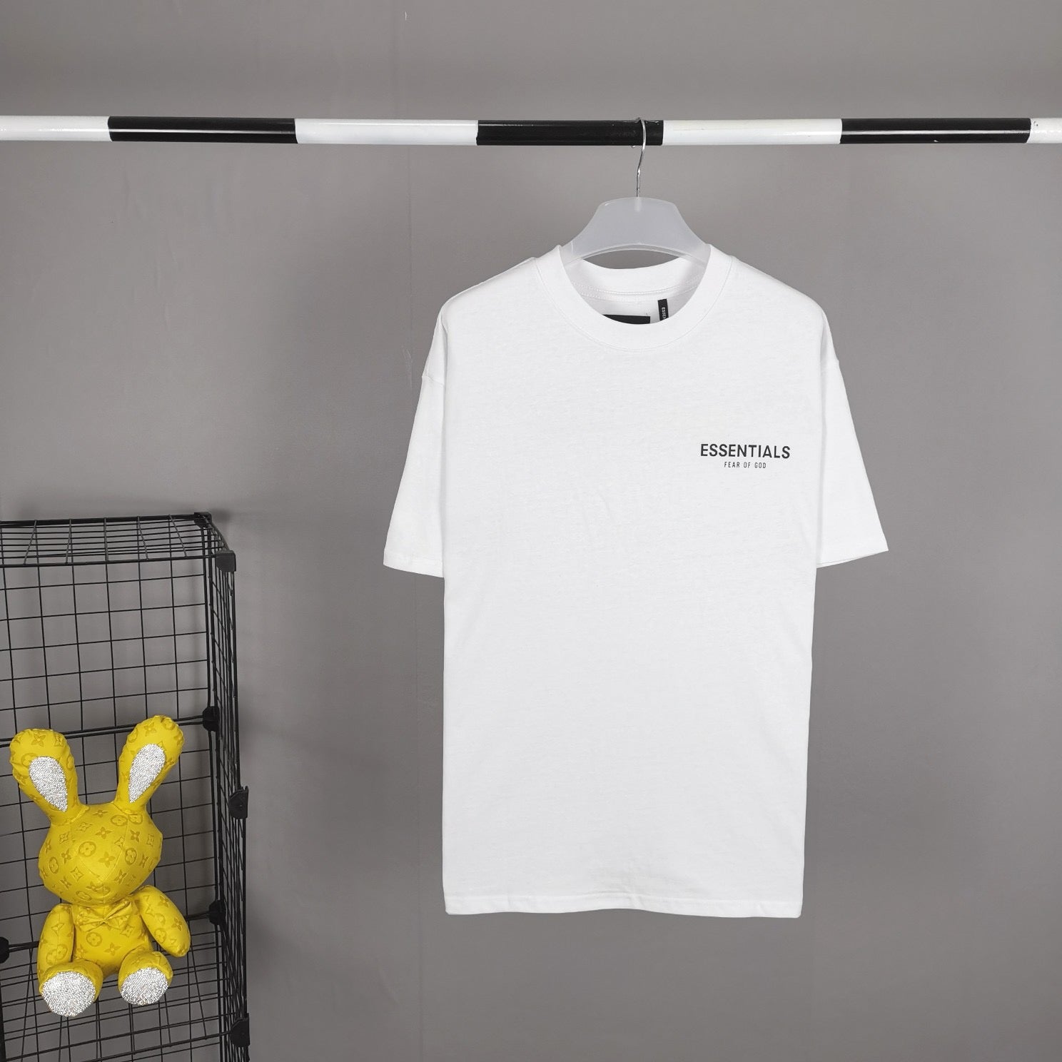 Weiße und schwarze T-Shirts