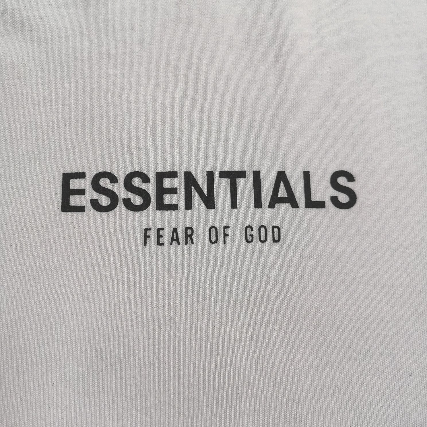 Weiße und schwarze T-Shirts