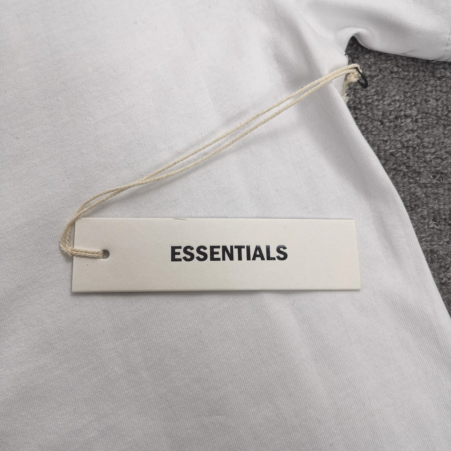 Weiße und schwarze T-Shirts
