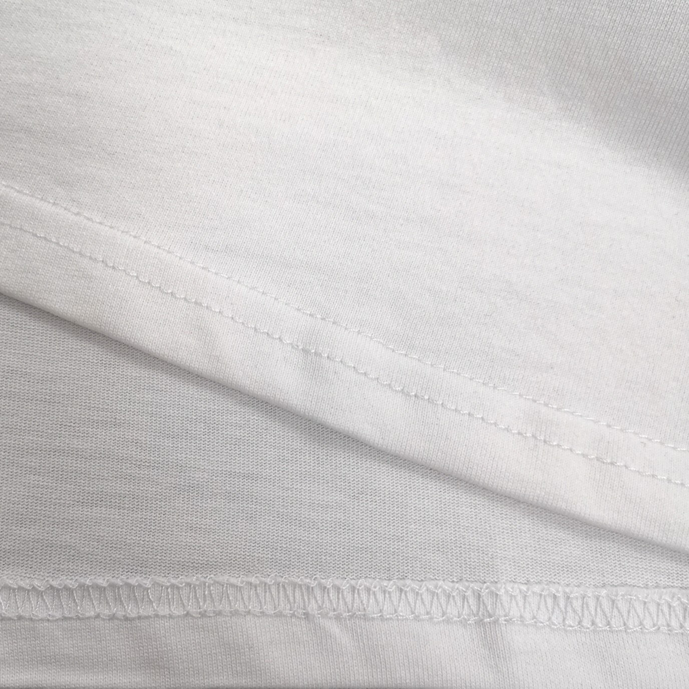Weiße und schwarze T-Shirts