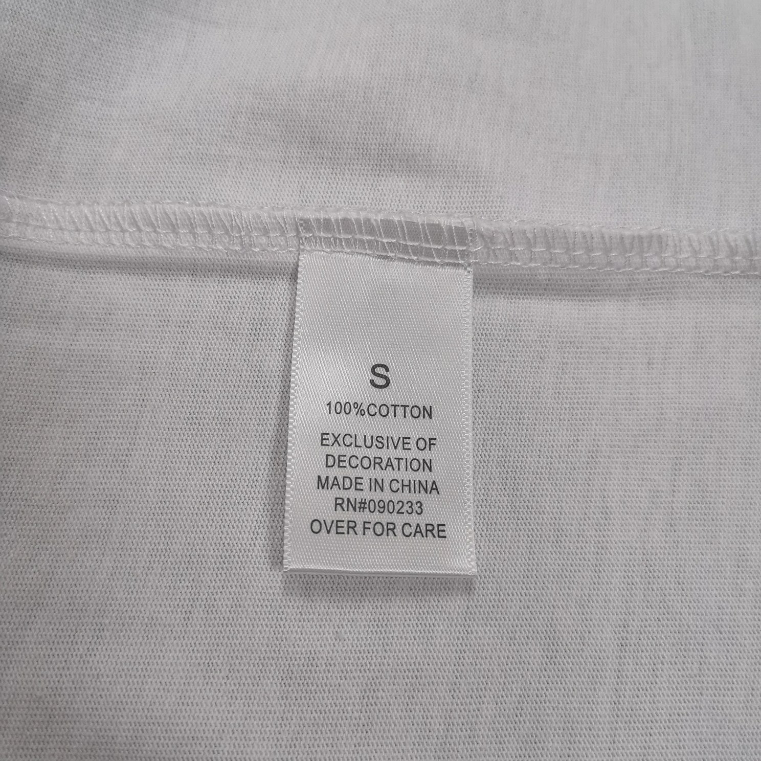 Weiße und schwarze T-Shirts