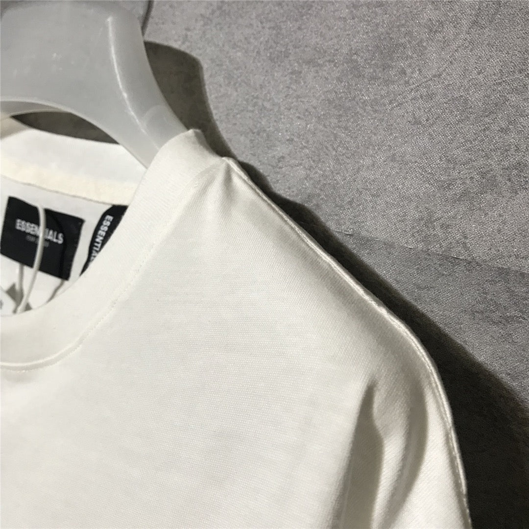 Weiße und schwarze T-Shirts
