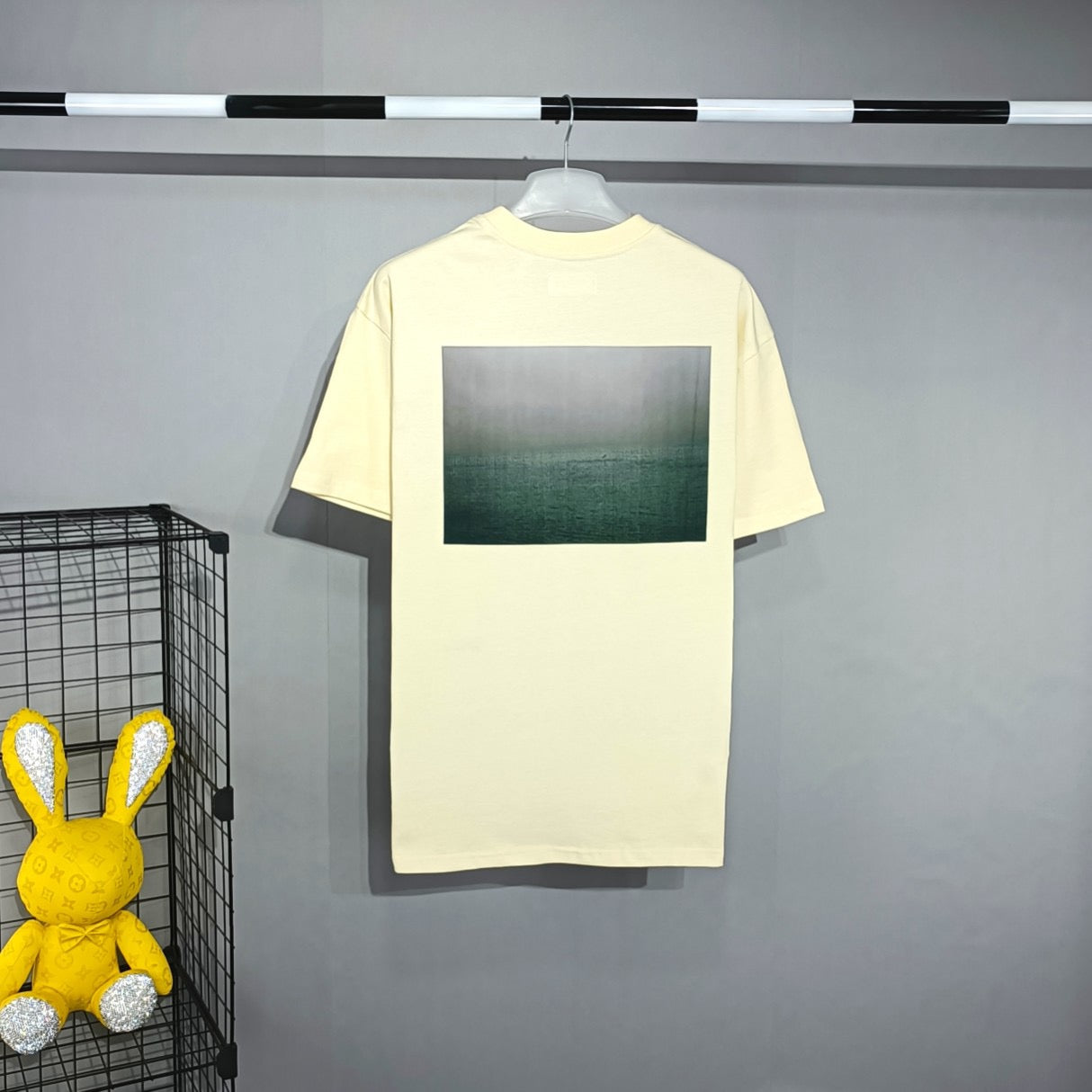 Weiße, graue und schwarze T-Shirts