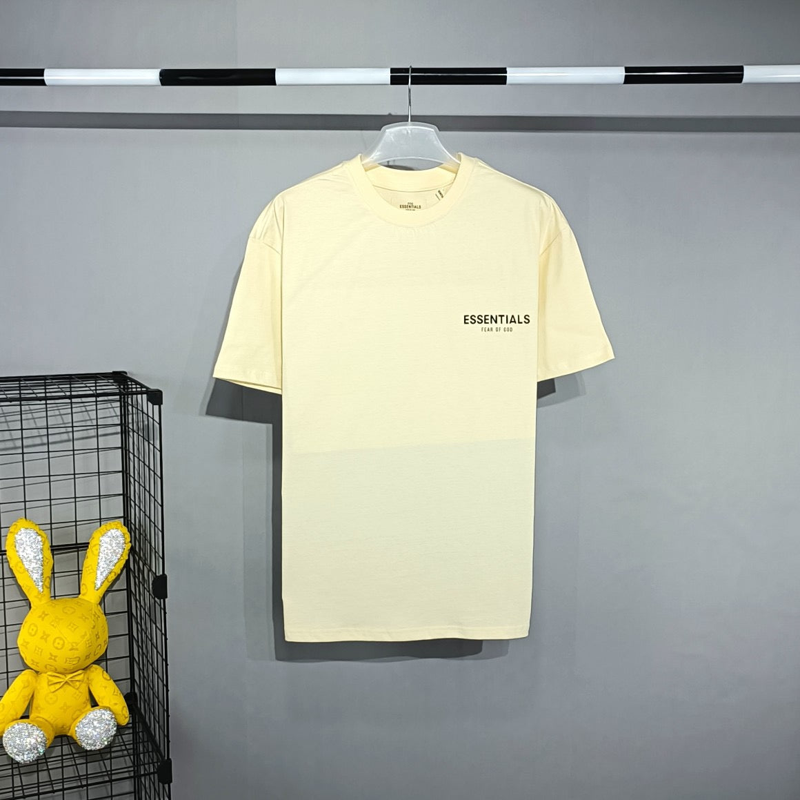 Weiße, graue und schwarze T-Shirts