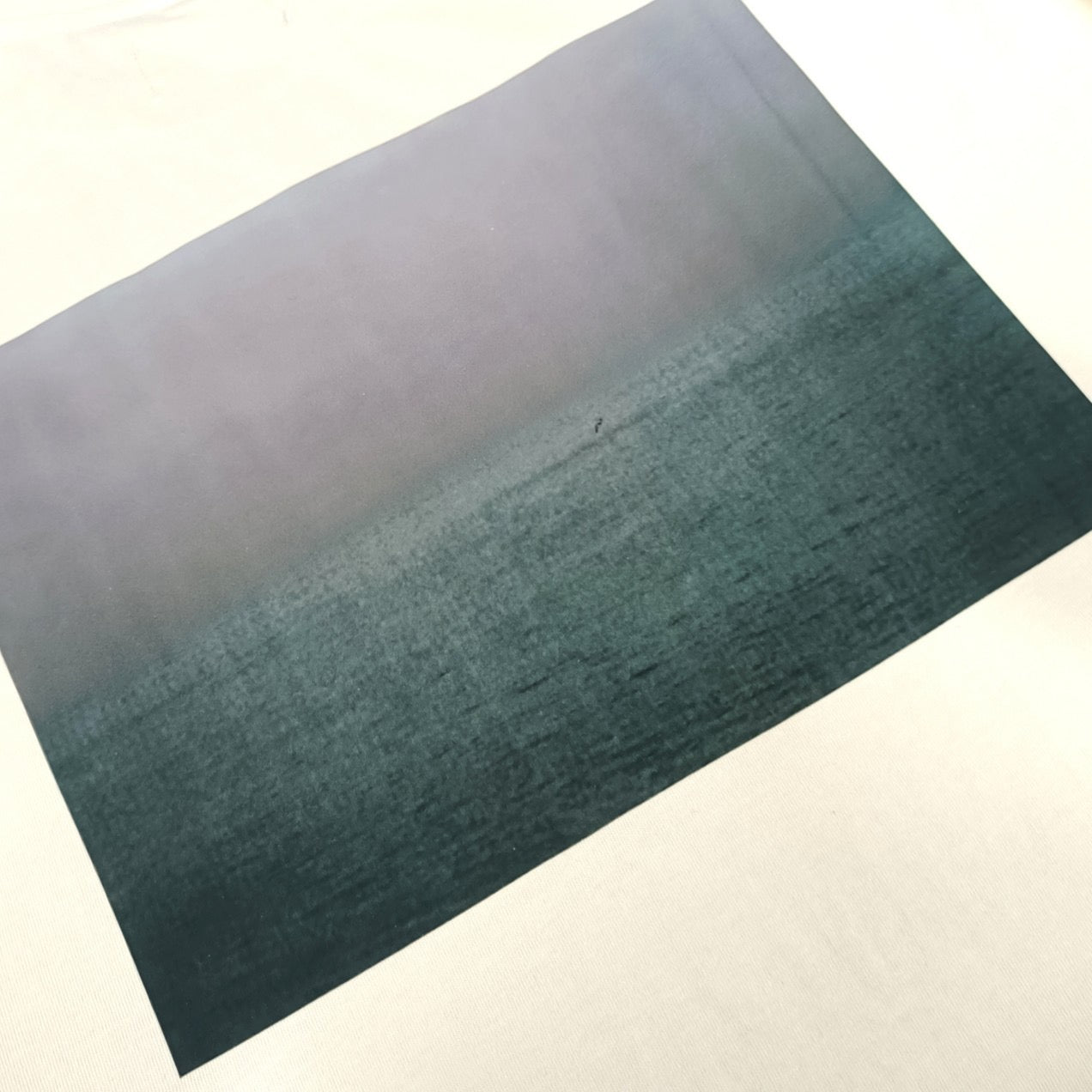 Weiße, graue und schwarze T-Shirts