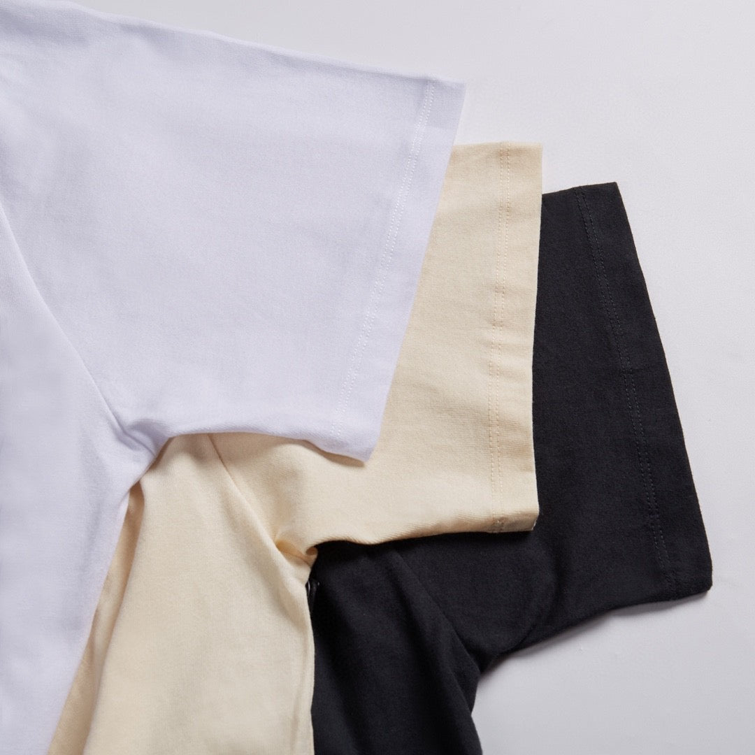 Weiße, graue und schwarze T-Shirts