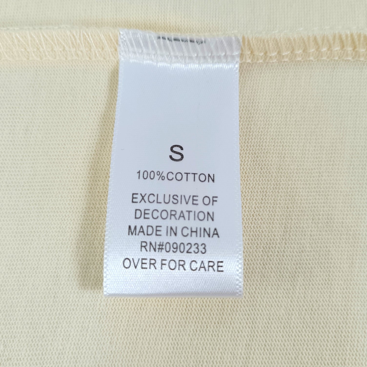 Weiße, graue und schwarze T-Shirts