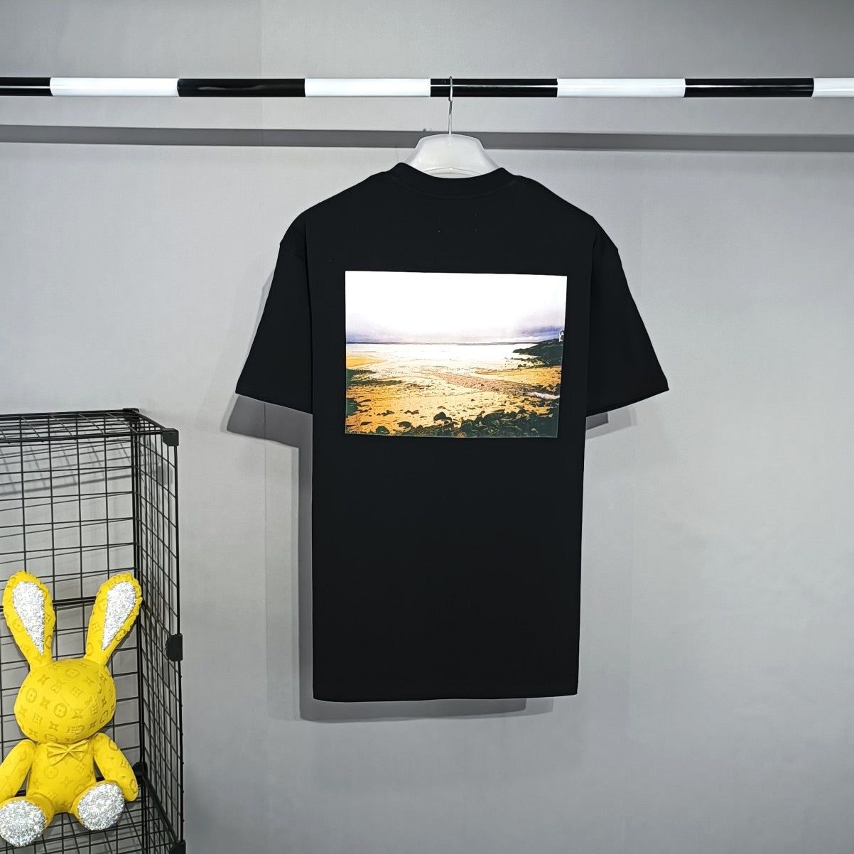 Weiße, graue und schwarze T-Shirts