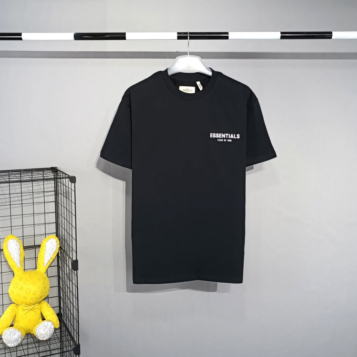 Weiße, graue und schwarze T-Shirts