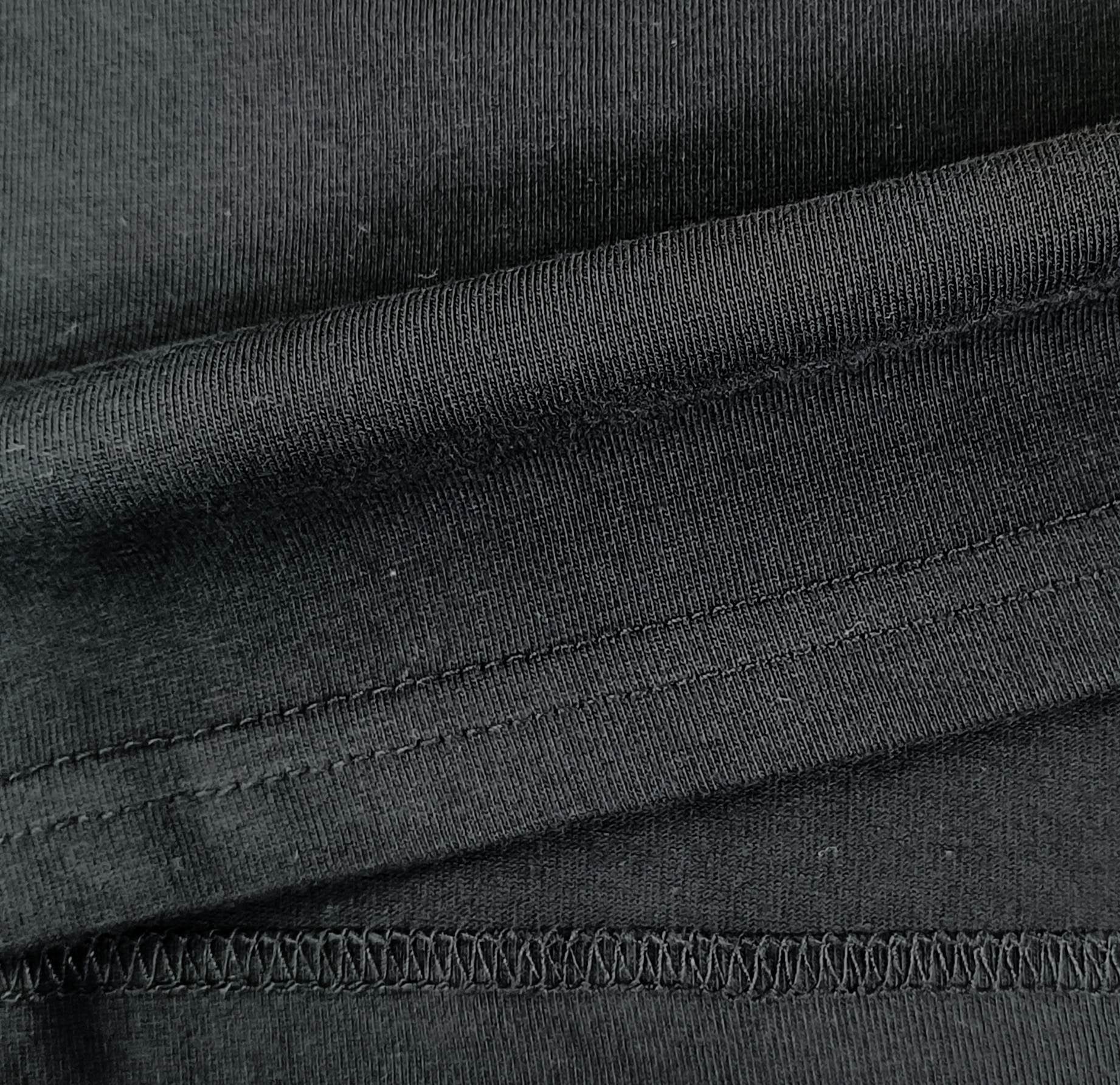 Weiße, graue und schwarze T-Shirts