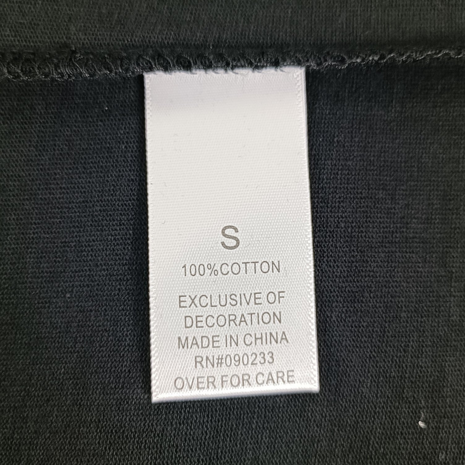 Weiße, graue und schwarze T-Shirts