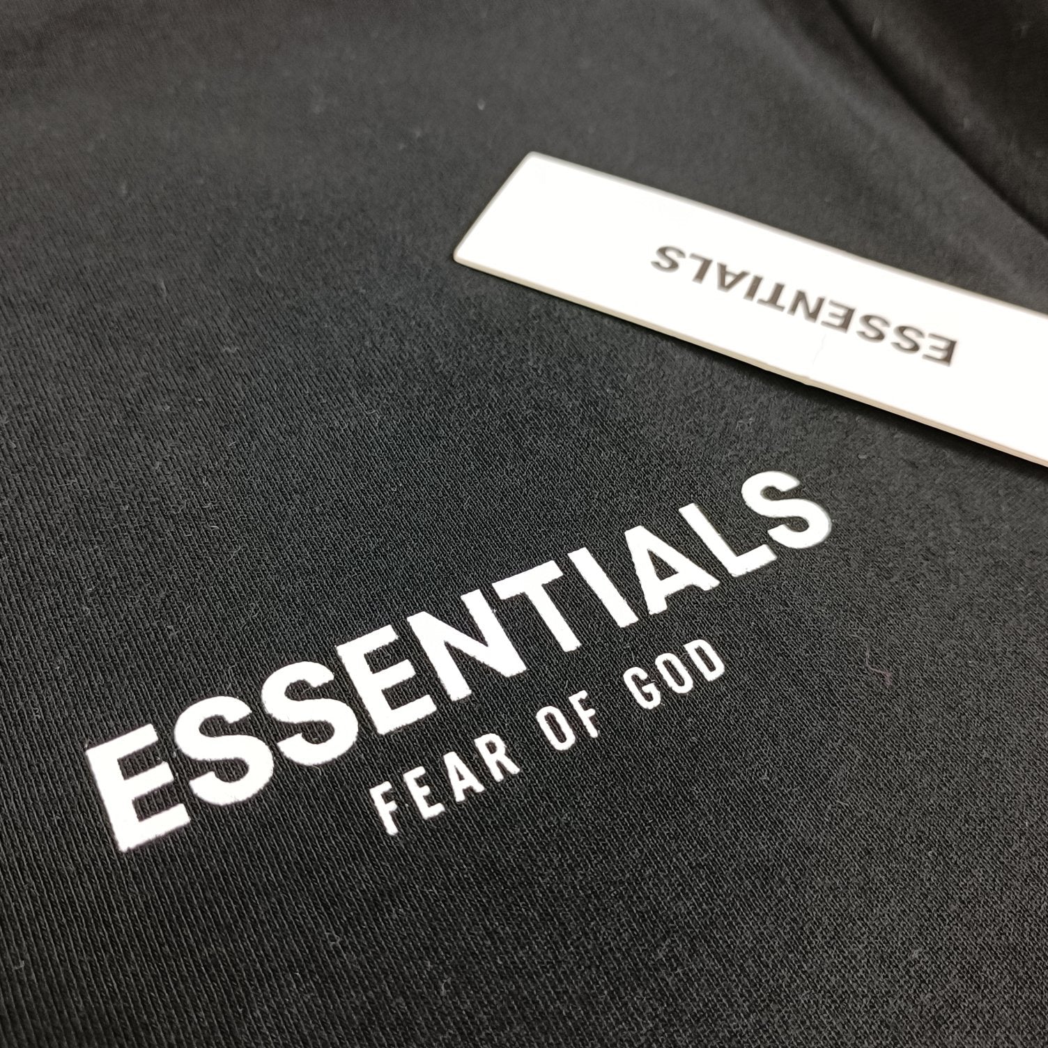 Weiße, graue und schwarze T-Shirts