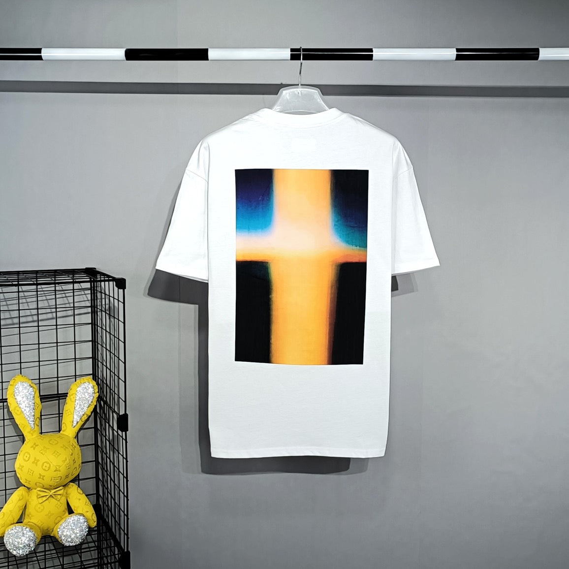 Weiße, graue und schwarze T-Shirts