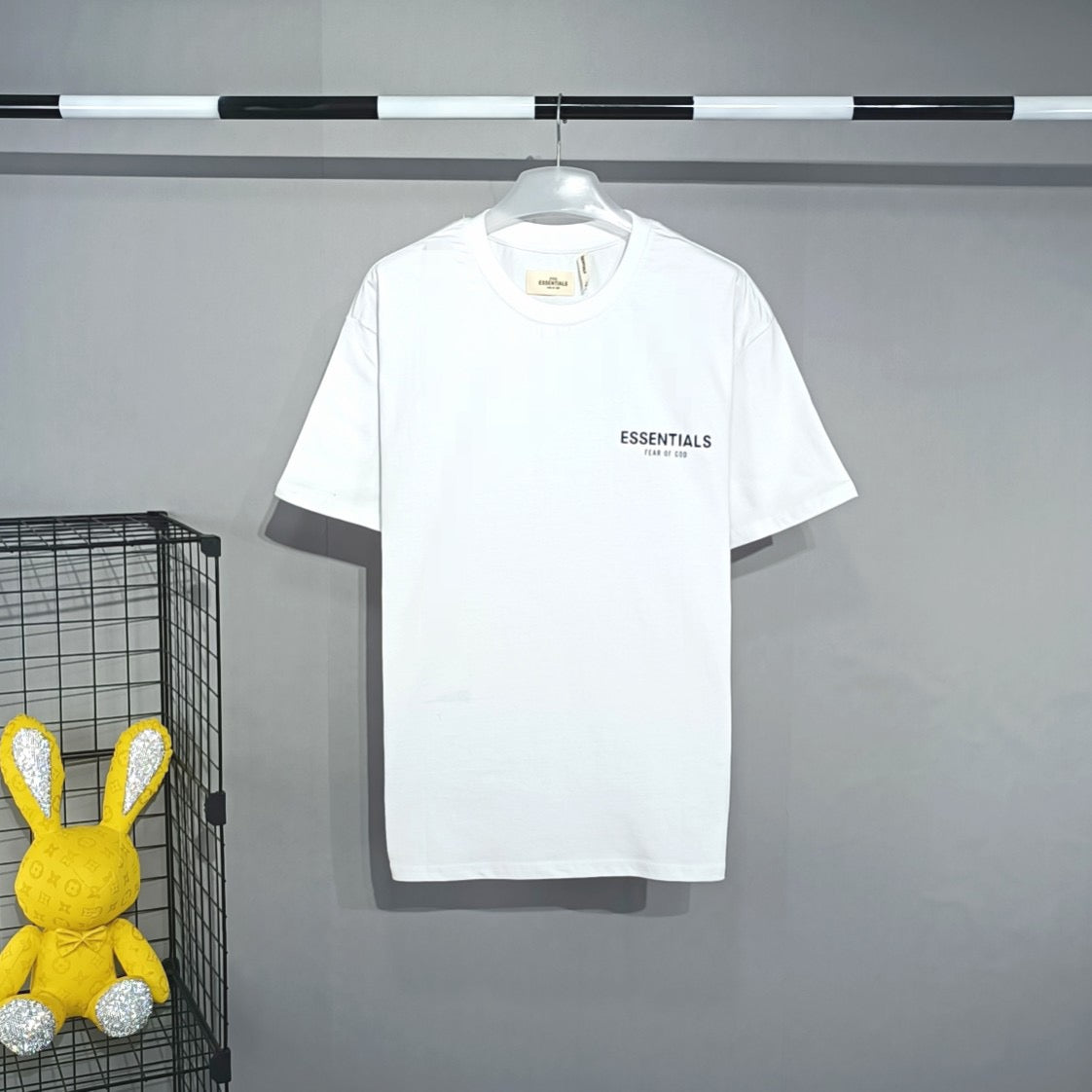 Weiße, graue und schwarze T-Shirts