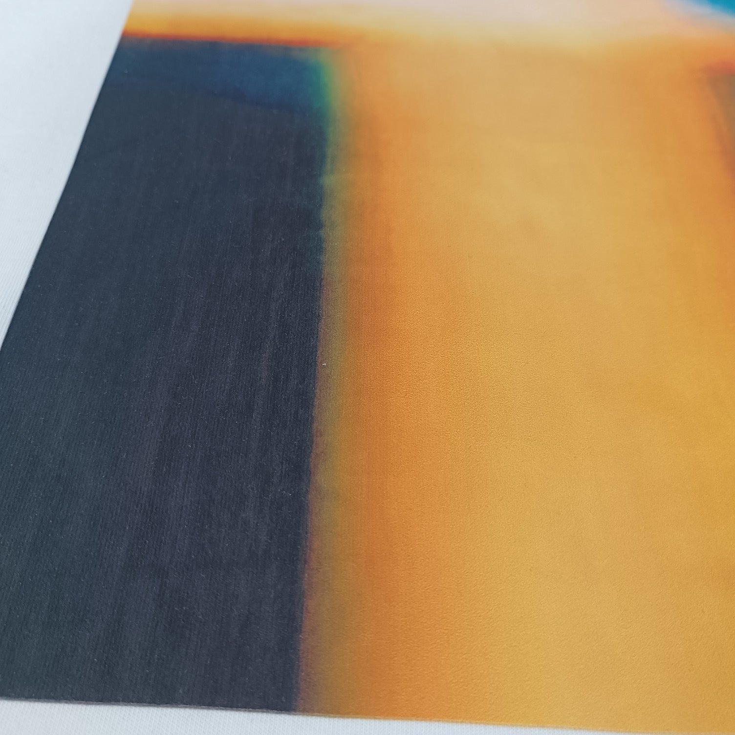 Weiße, graue und schwarze T-Shirts