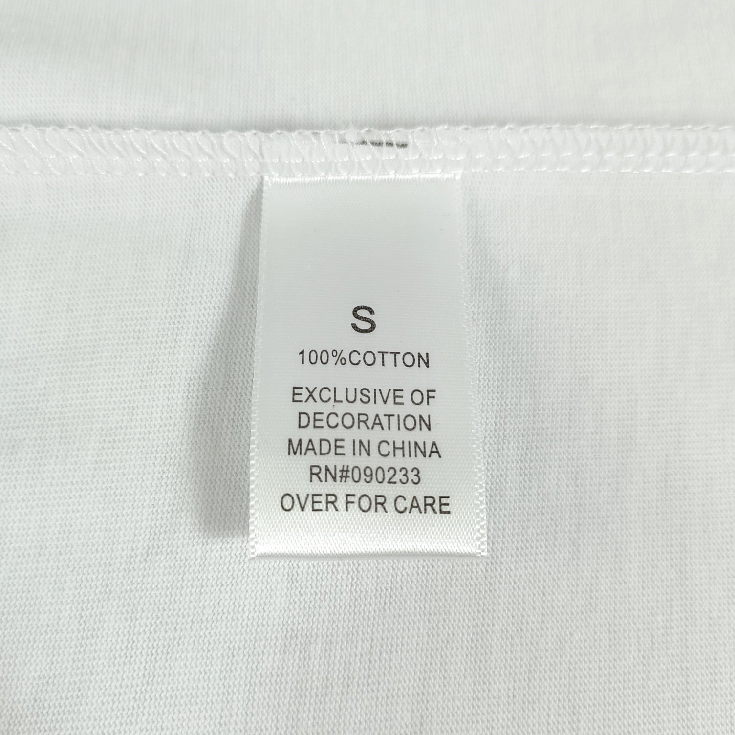 Weiße, graue und schwarze T-Shirts