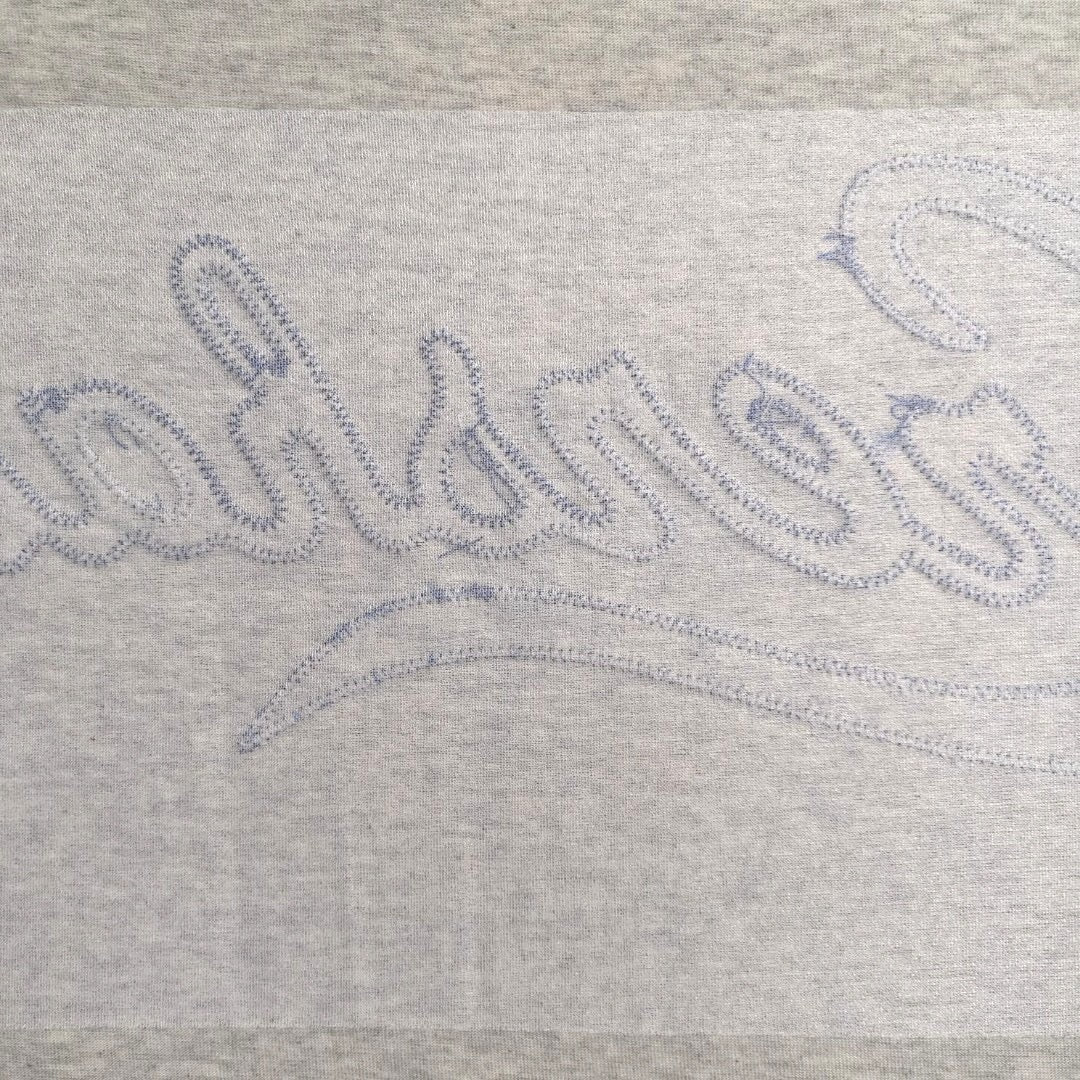 Weiße und blaue T-Shirts