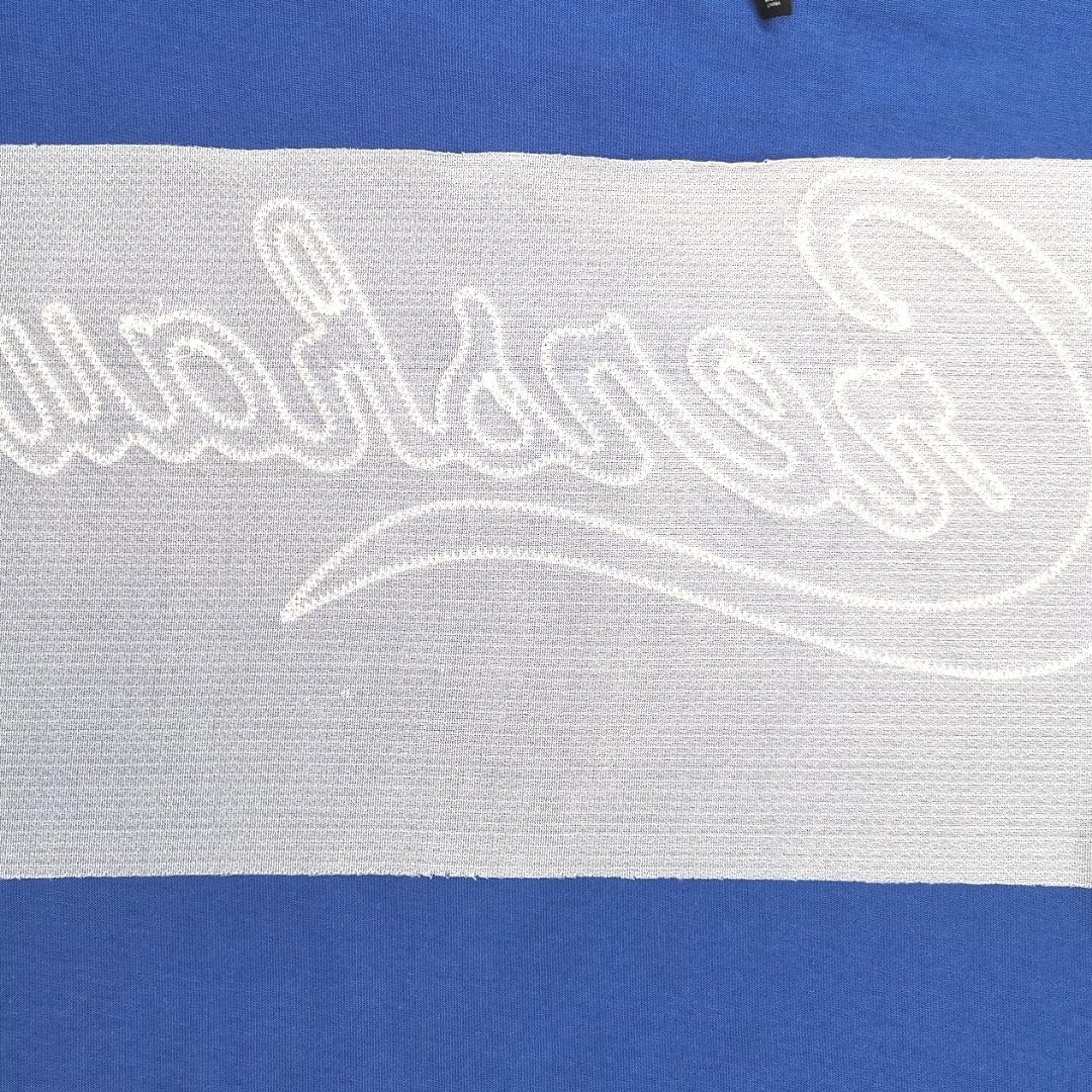 Weiße und blaue T-Shirts