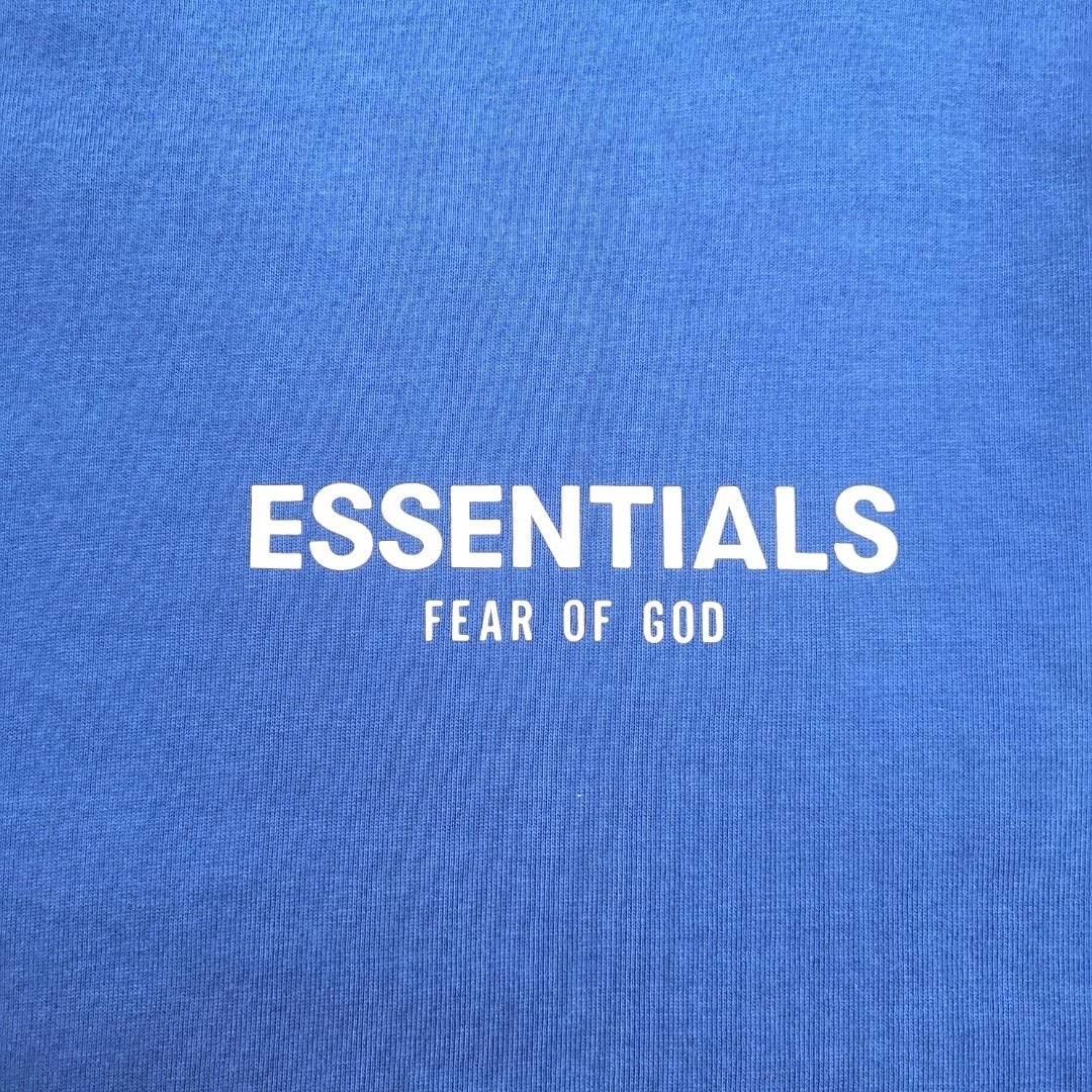 Weiße und blaue T-Shirts