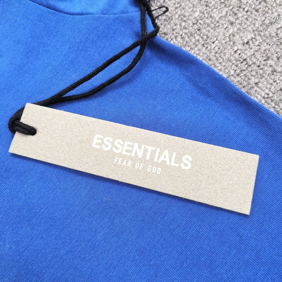 Weiße und blaue T-Shirts