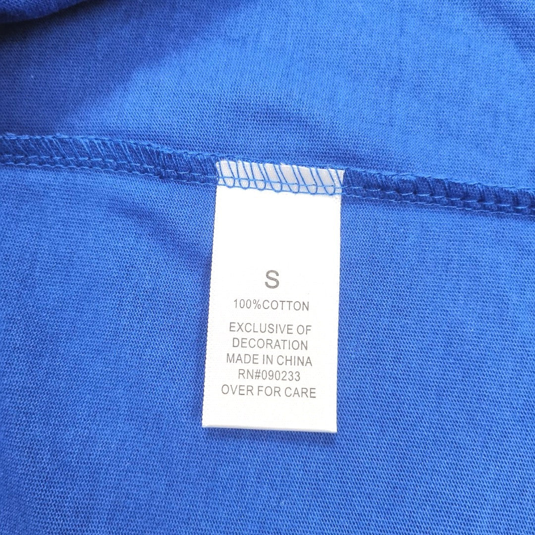 Weiße und blaue T-Shirts