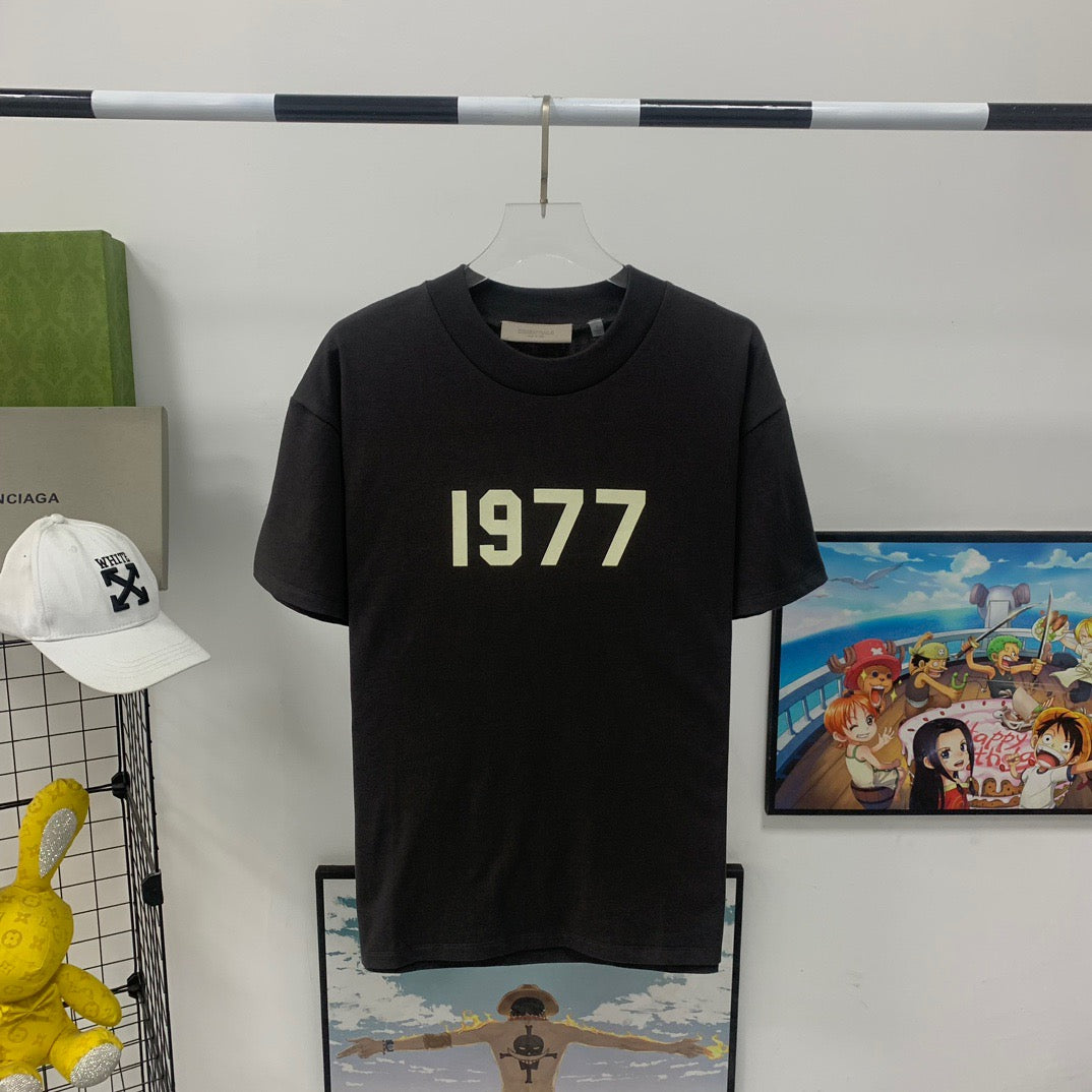Graue und schwarze T-Shirts