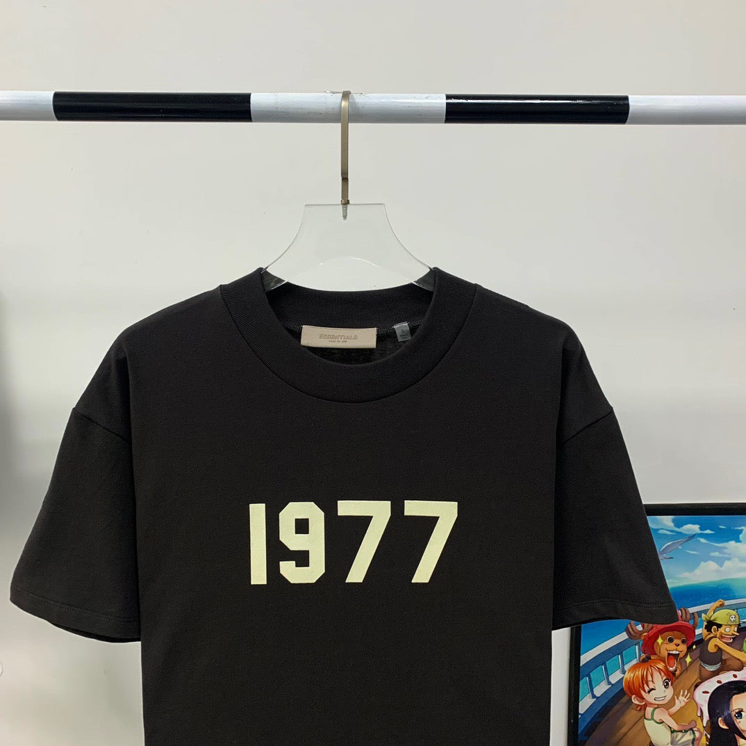 Graue und schwarze T-Shirts