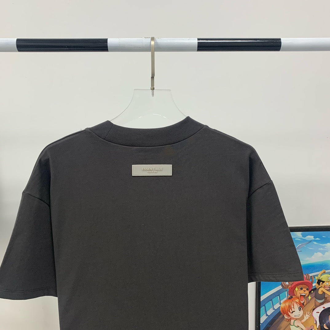 Graue und schwarze T-Shirts