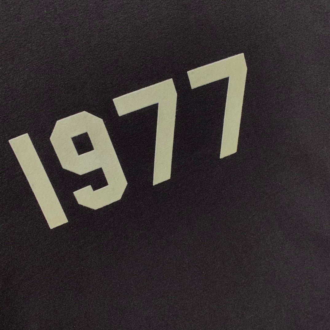 Graue und schwarze T-Shirts