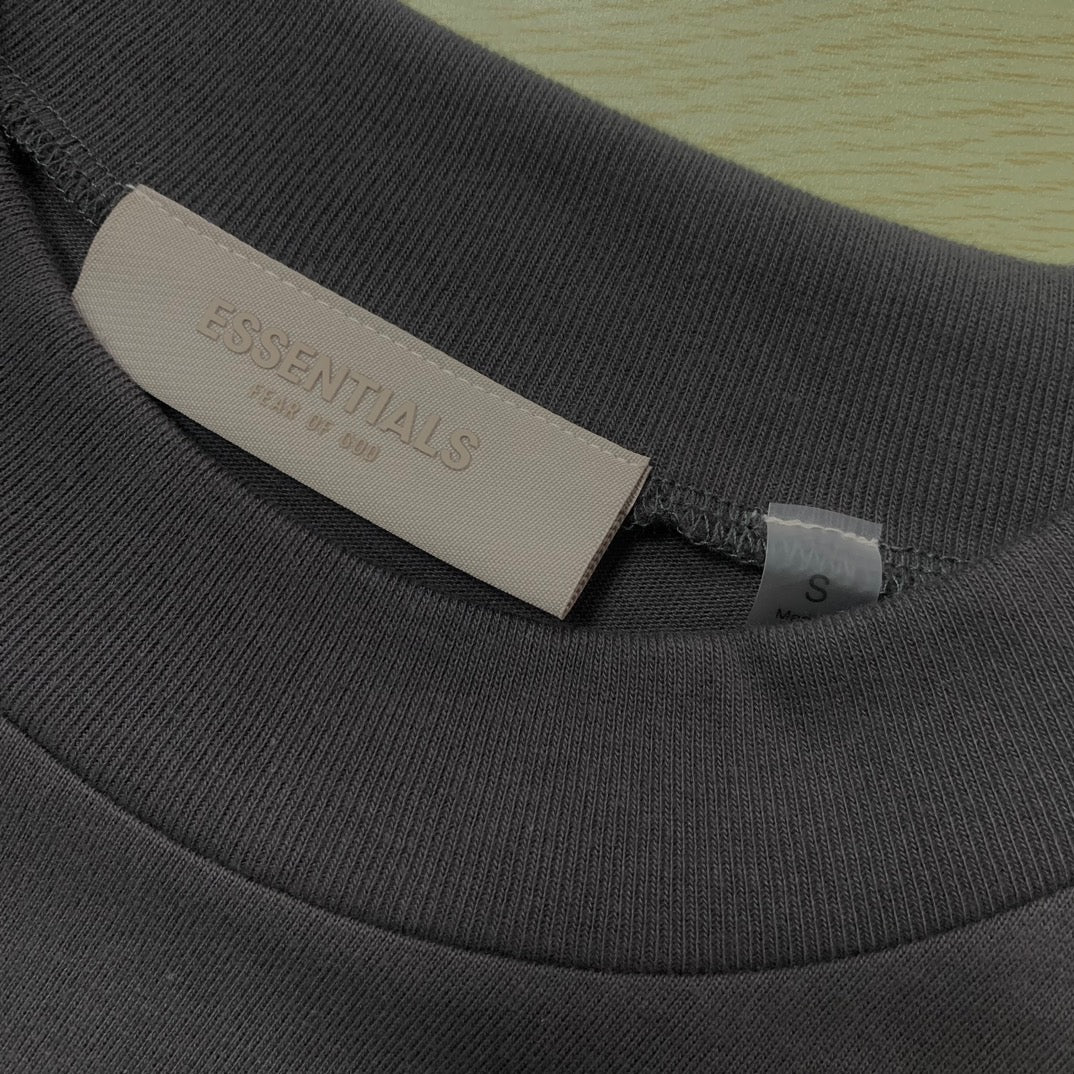 Graue und schwarze T-Shirts