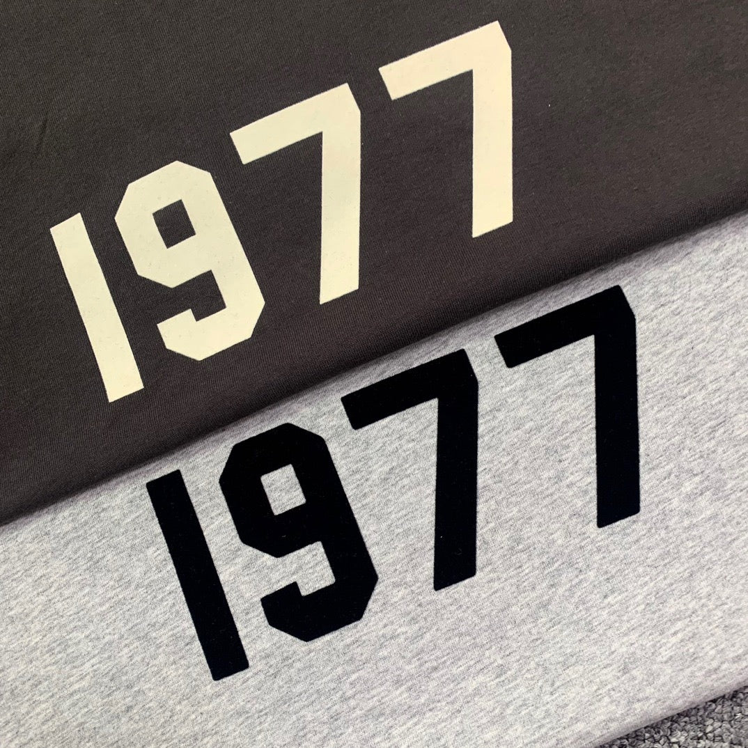 Graue und schwarze T-Shirts