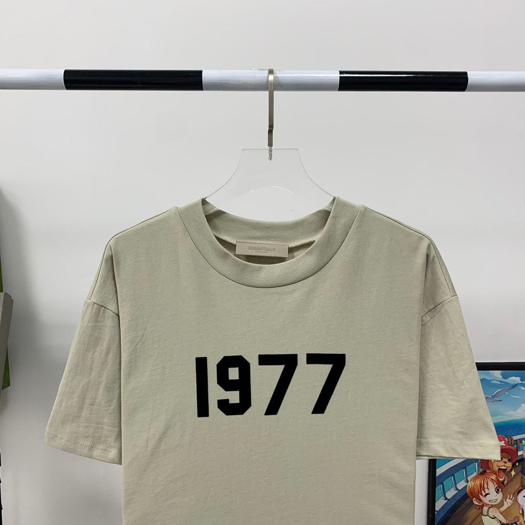 Graue und schwarze T-Shirts