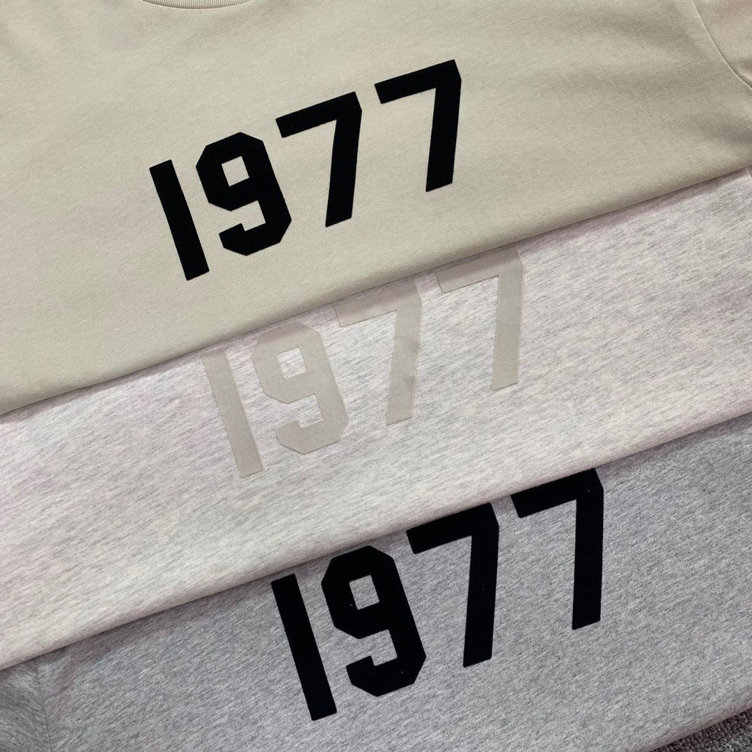 Graue und schwarze T-Shirts