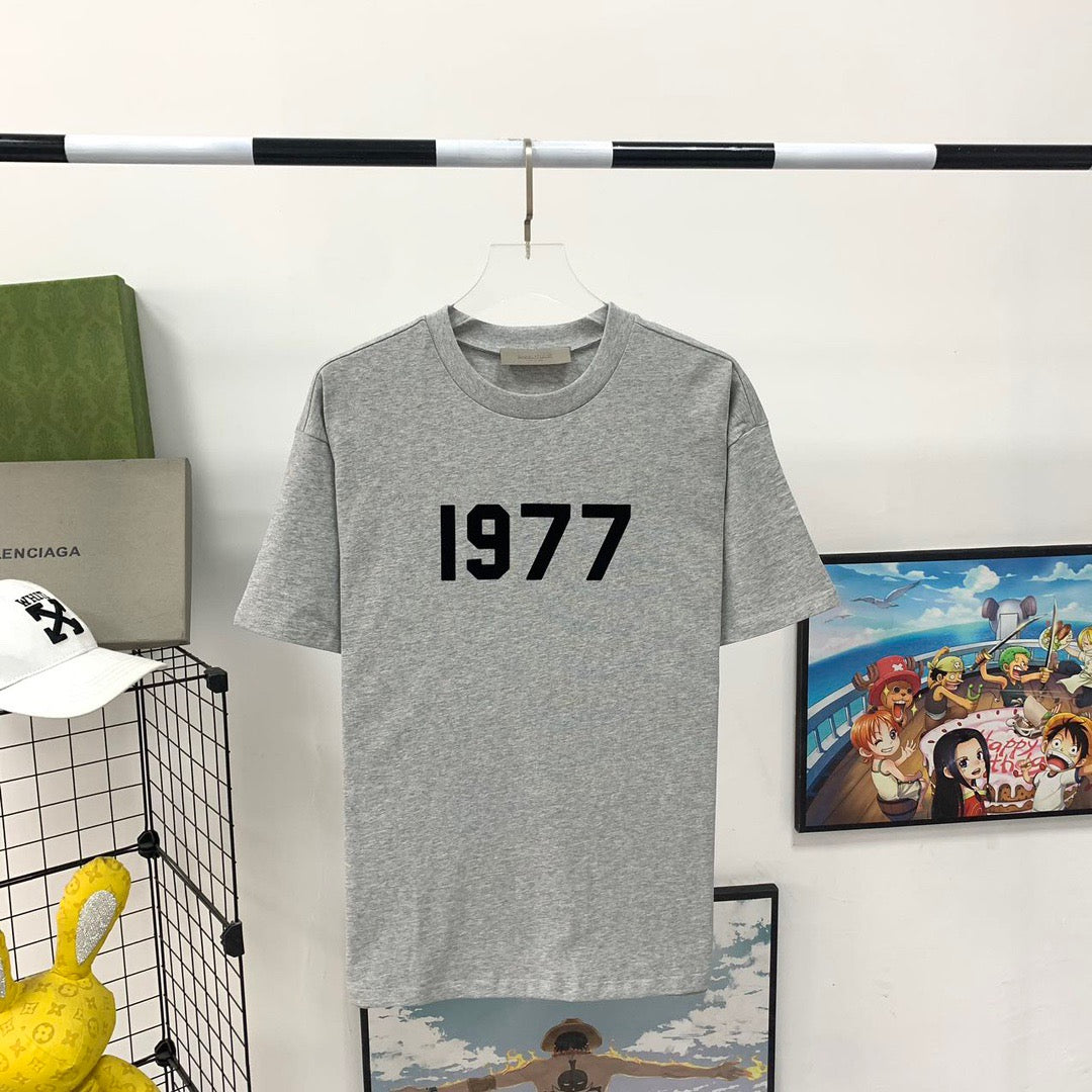 Graue und schwarze T-Shirts