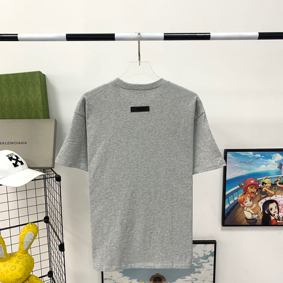 Graue und schwarze T-Shirts