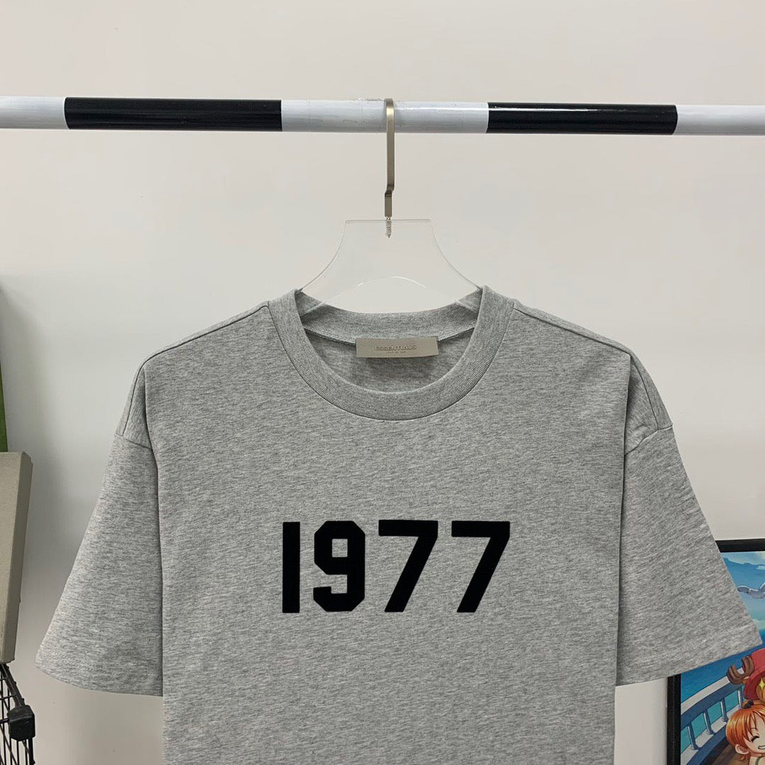 Graue und schwarze T-Shirts