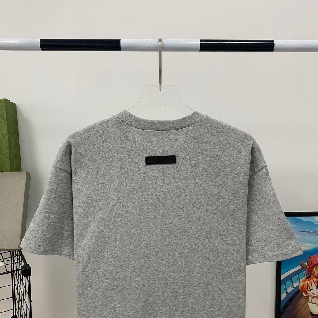 Graue und schwarze T-Shirts