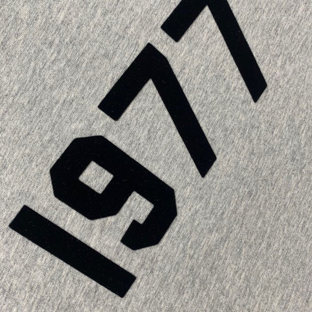 Graue und schwarze T-Shirts