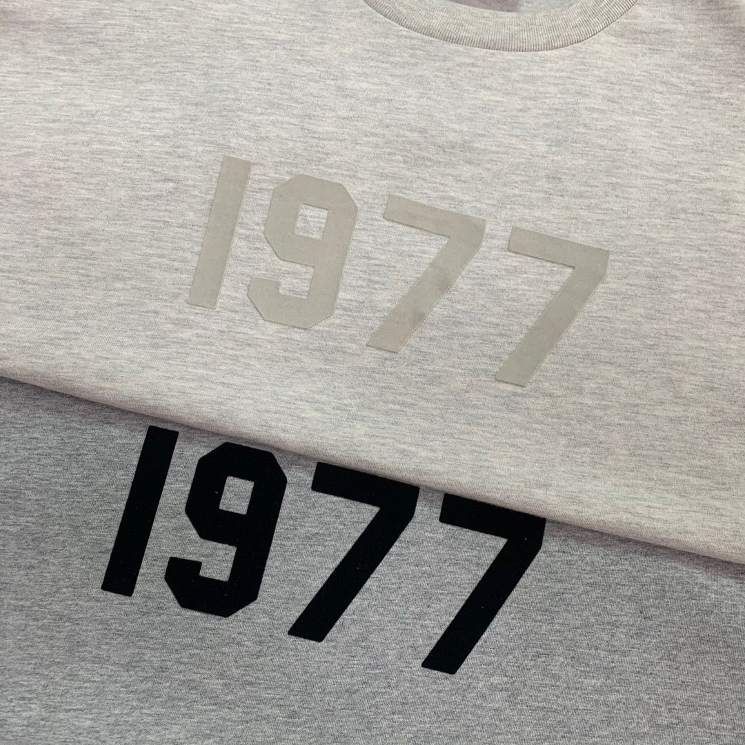 Graue und schwarze T-Shirts