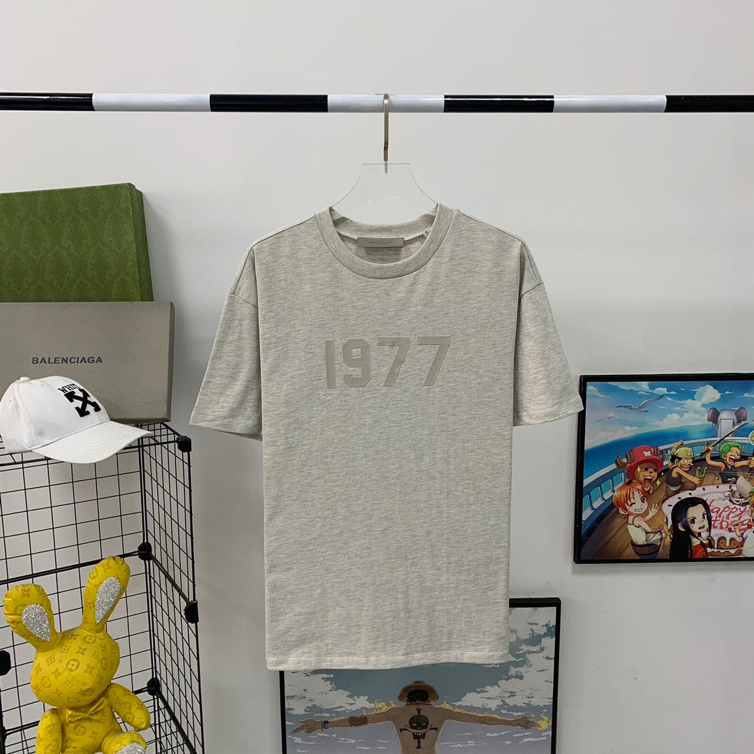 Graue und schwarze T-Shirts