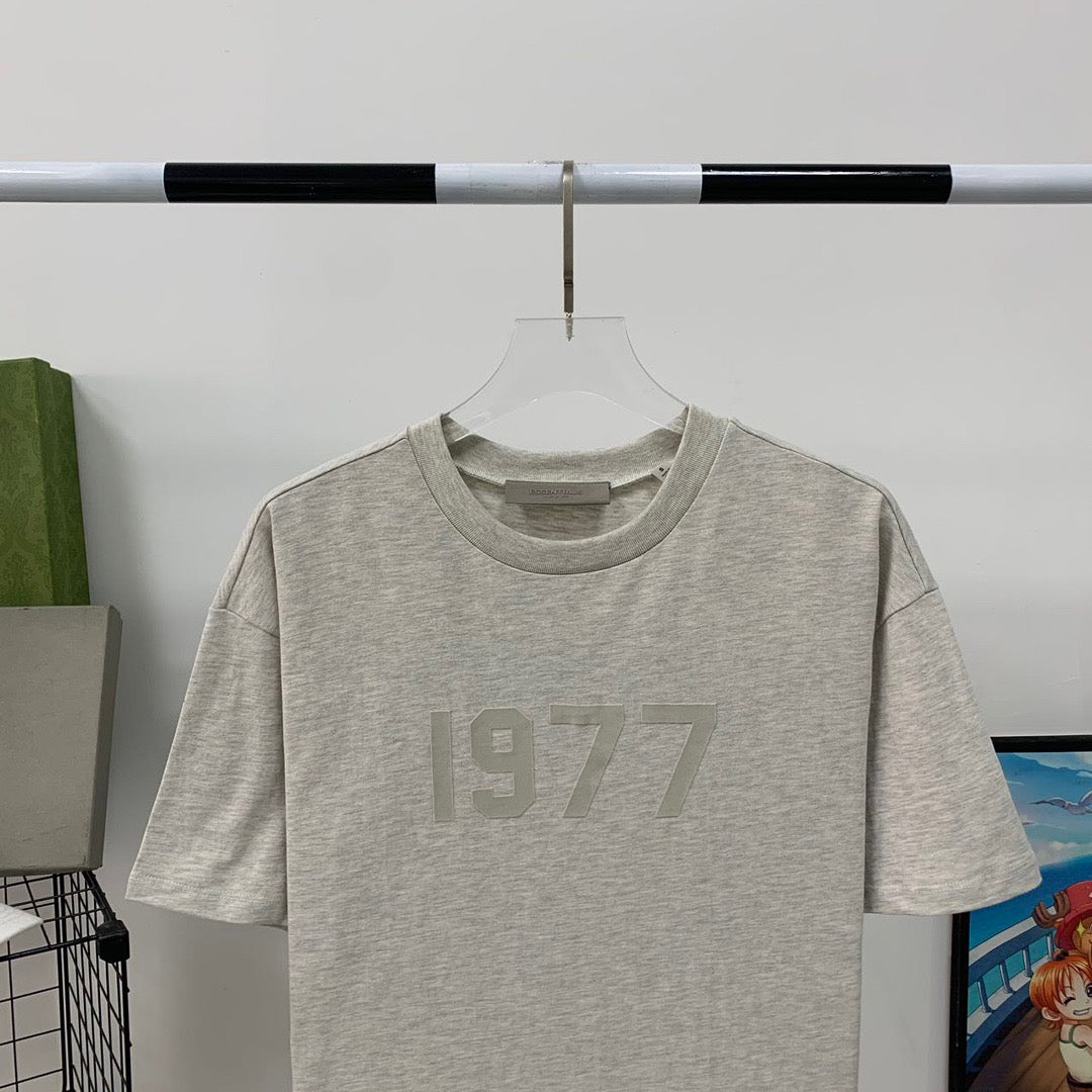 Graue und schwarze T-Shirts
