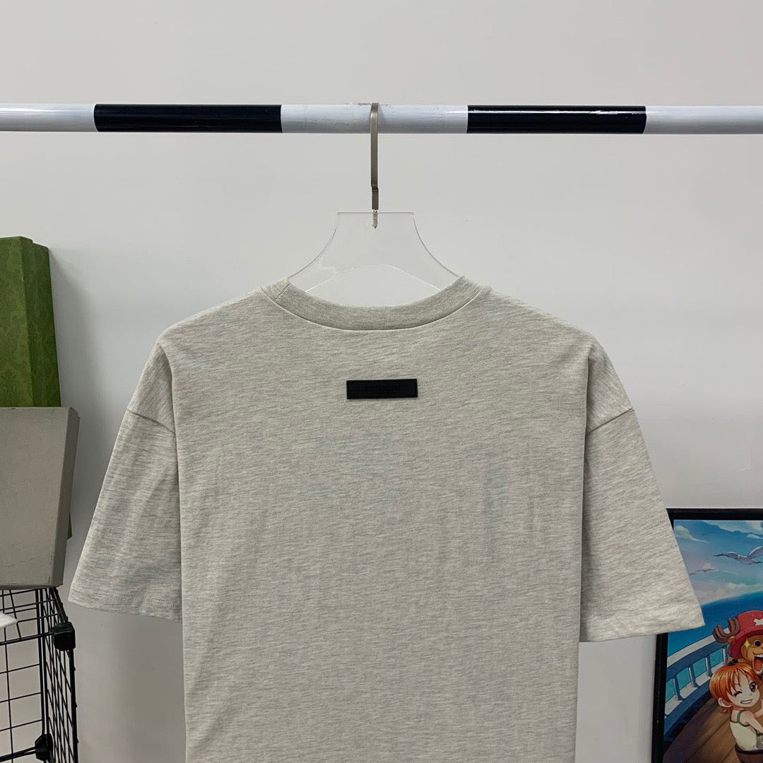Graue und schwarze T-Shirts
