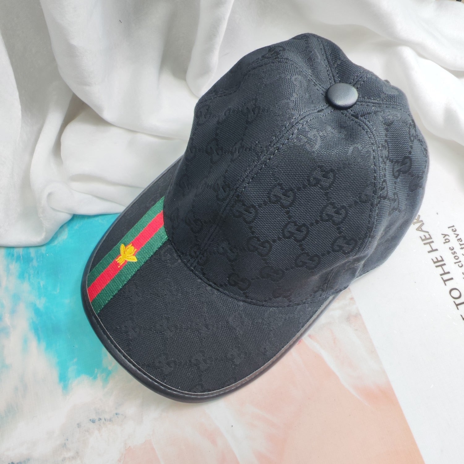 Graue, braune und schwarze Kappen