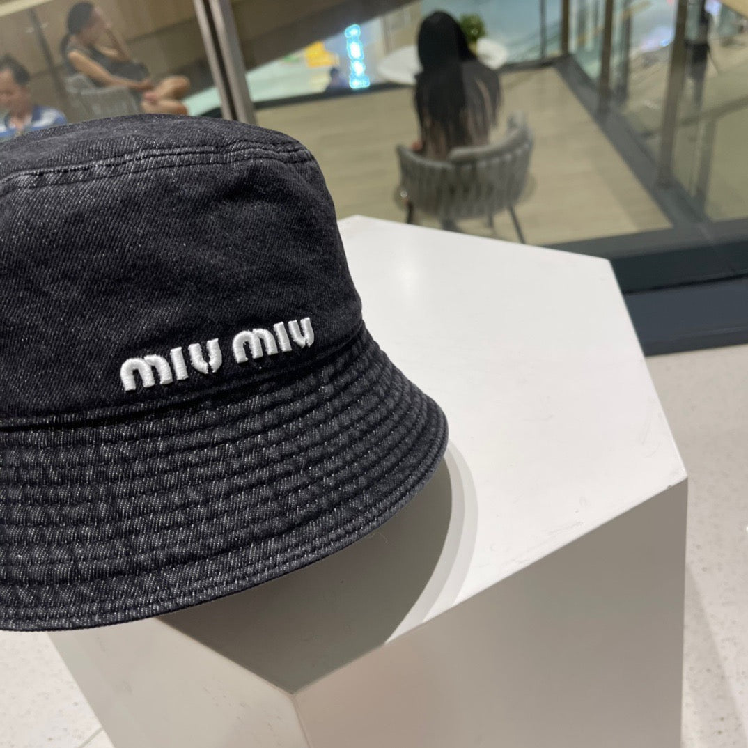 Schwarze und blaue Hüte