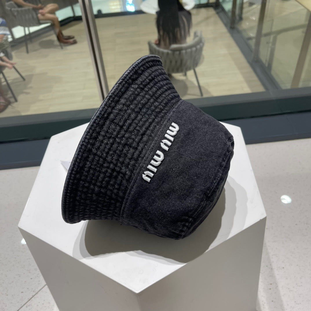 Schwarze und blaue Hüte