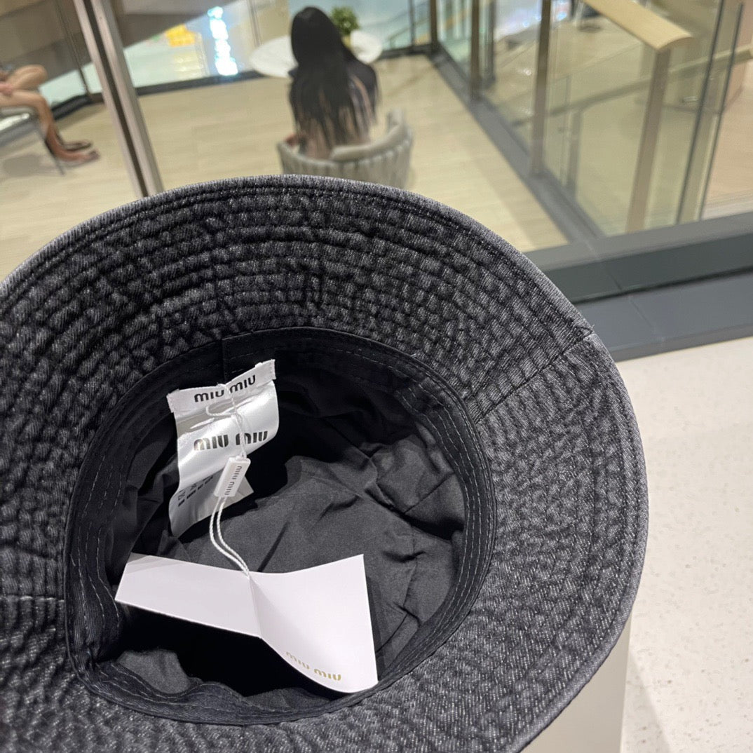 Schwarze und blaue Hüte