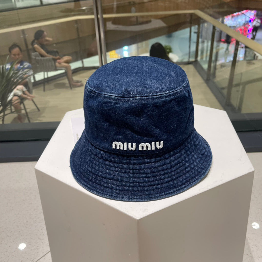 Schwarze und blaue Hüte