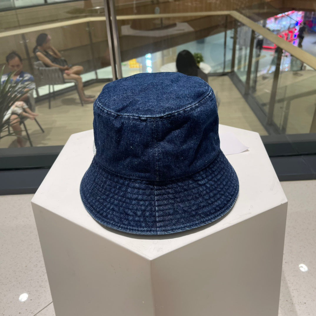 Schwarze und blaue Hüte