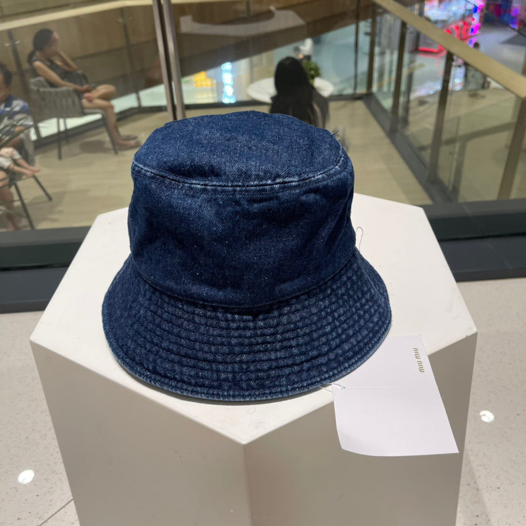 Schwarze und blaue Hüte