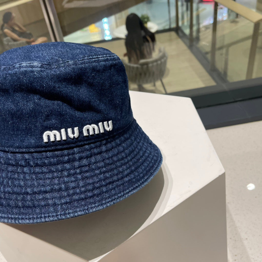 Schwarze und blaue Hüte